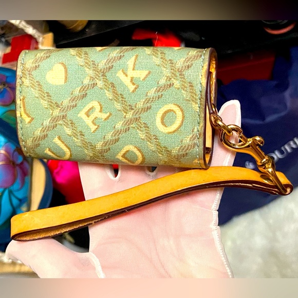 Dooney & Bourke Handbags - 🤍 VINTAGE DOONEY 🤍 wristlet / card case Dooney & Bourke crossword hearts logo